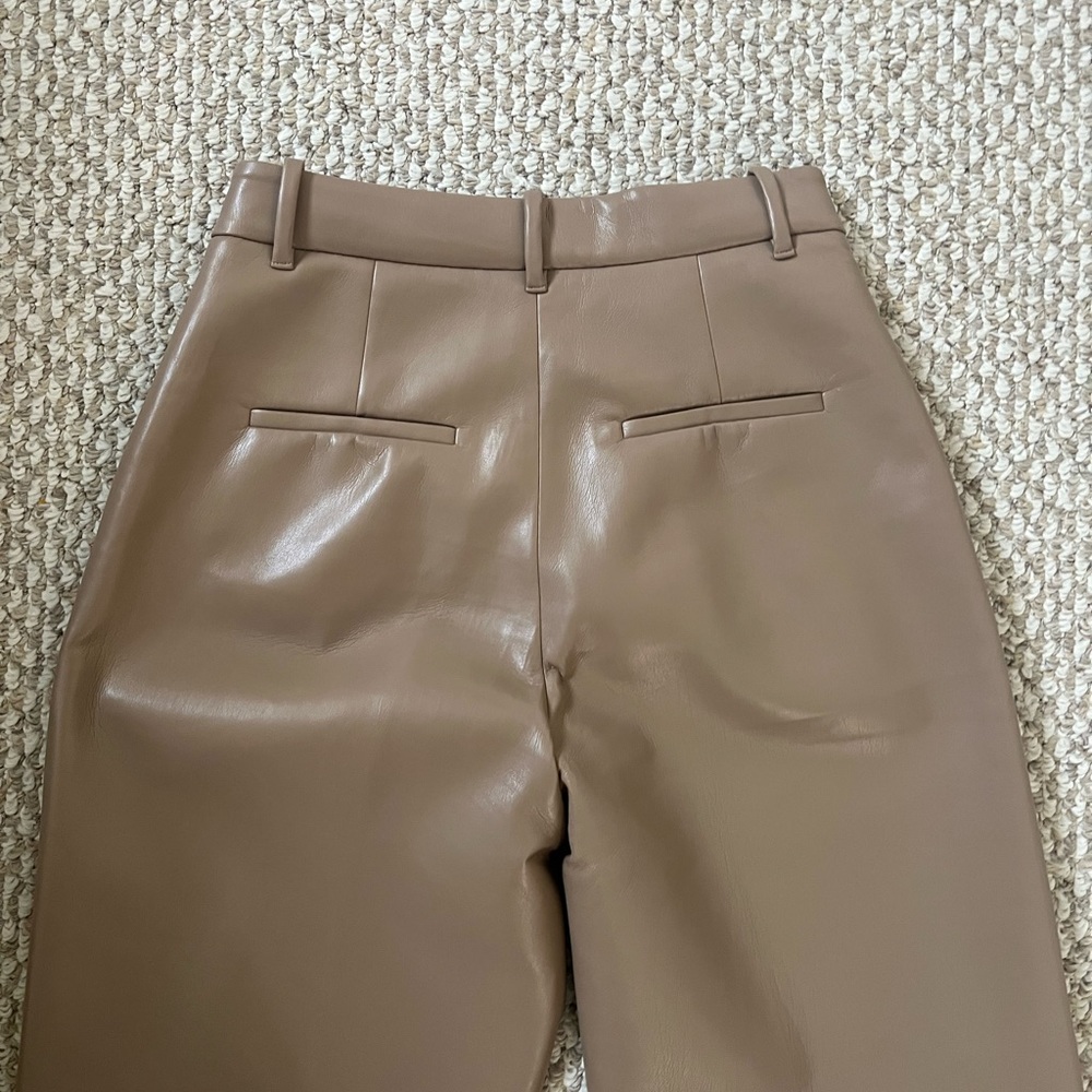 Aritzia Wilfred
The Effortless Pant™ vegan leather